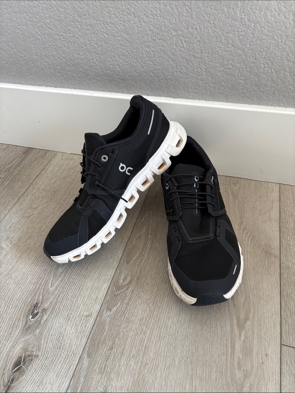 On Running Cloud 6 Men's Size M 8.5  black  White Running Shoes